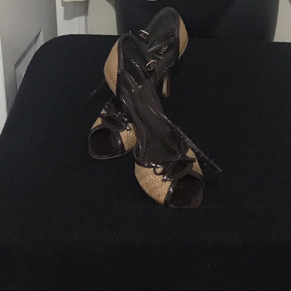 Straw opened toe mini high heel shoes